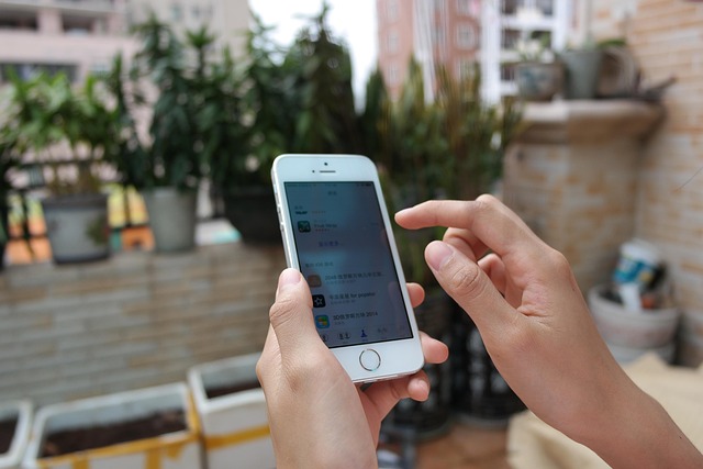 Apple alcança a marca de US$ 5 trilhões ao final do pregão pela primeira vez na história.